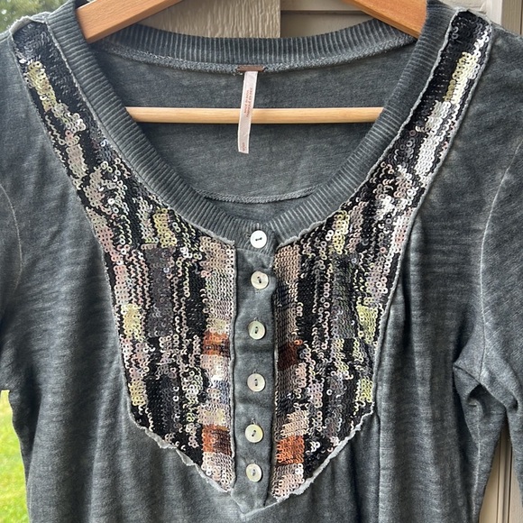 Free People Elevated Basic Gray Sequin Henley Top Blouse. Closet Staple. Sz S. - Picture 3 of 7